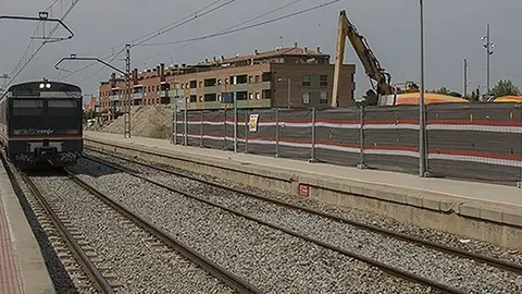 Un tren arriba a l&#39;estació de Mollerussa en obres
