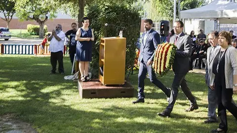 Els representants politics fan l'ofrena al monument a la Senyera