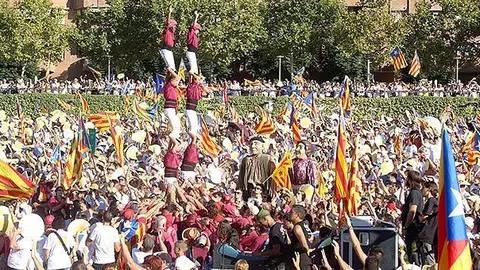 Milers de lleidatans es concentren en la canalització del Segre reclamant la Independència de Catalunya