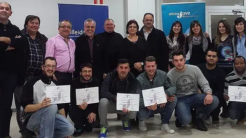 Entrega de diplomes als participants al programa 'Oportunitat Jove 2015' al CEI de les Borges Blanques portada