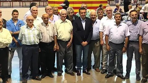 melcior Claramunt amb els membres del Club de Bitlles de Miralcamp