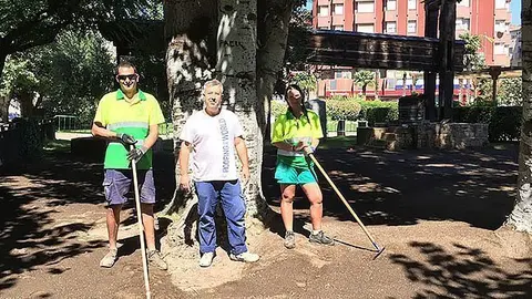 El regidor Daniel Not amb els treballadors de la brigada de jardineria del consistori, que estan ressembrant la gespa del Parc del Terrall de les Borges Blanques portada