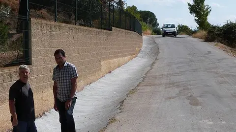 Visita final d'obra del regidor de Vies Públiques i el tècnic d'urbanisme al tram afectat.