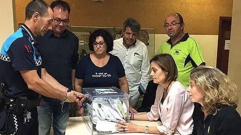 Moment de l&#39;obertura de l&#39;urna per fer el recompte dels vots