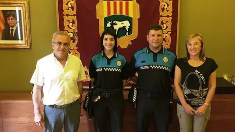 Presentació dels nous membres de la Policia Local amb l&#39;alcalde i la primera tinent alcalde.