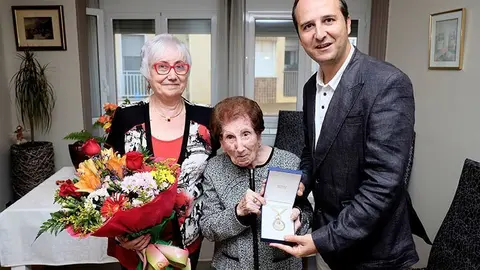 Magdalena Guardia i l&#39;alcalde de la Granja d&#39;Escarp Manel Solé