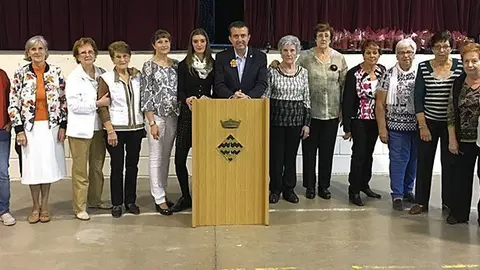 L'alcalde Melcior Claramunt amb les puntaires locals