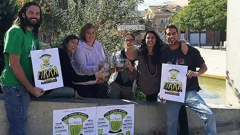 Els organitzadors amb el cartell de la 3a edició de la Firra de les Borges Blanques portada