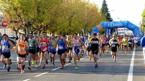 Al voltant de vuit-cents atletes prenen la sortida de la Mitja Marató