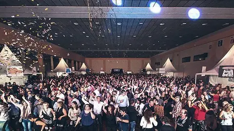 El recinte firal ple de gom a gom amb la festa de la colla Som del 66