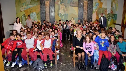 Els alumnes de l'escola El Carme de Mollerussa en la sala de plens de l'Ajuntament