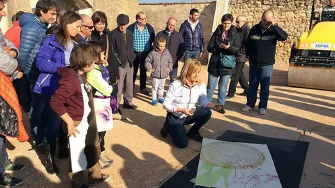 Carme Vilafranca mostra la creació d'una de les seves obres