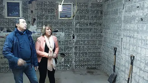 L'alcaldessa d'Aitona Rosa Pujol visita les obres