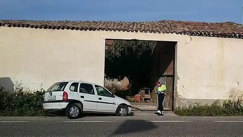 Turisme encastat en una portalada a Bell-lloc