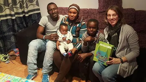 La regidora de Linyola Anabel Caba visita a les famílies