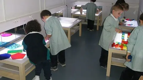 Activitats dels alumnes en l'aula de les taules de llum Pompeu Fabra