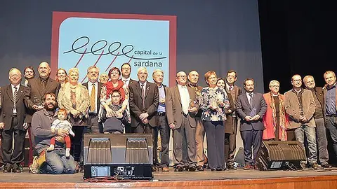 Guardonats i representants de les entitats sardanistes de Catalunya.