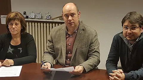 Mercè Plens, Jordi Ignasi Vidal i Albert Saiz signen el conveni