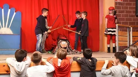 Nens i nenes de Sidamon fan cagar el Tió
