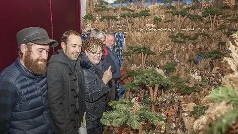 L'alcalde de Linyola Àlex Mases visita el pessebre de Cal Valent