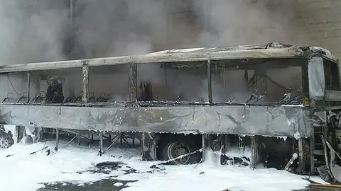 Pla general de l'autocar sense passatgers que ha cremat totalment a Torres de Segre, el 23 de desembre de 2016 (Horitzontal)