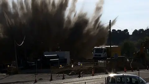 Imatge del moment que els Tedax han fet esclatar l'obús localitzat a Cervera aquest 24 de març del 2016 (horitzontal)