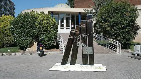El monument de la capital de la sardana que s&#39;ha trobat davant de la piscina coberta