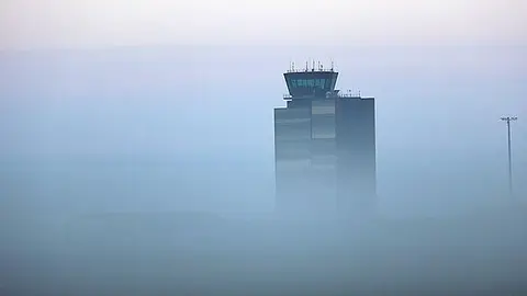 Pla general de la terminal de l'aeroport de Lleida-Alguaire envoltada per la boira, el 21 de desembre del 2016. (Horitzontal)