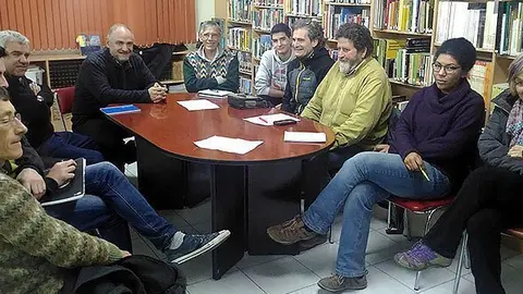 Imatge de grup de la trobada de representants de diferents entitats excursionistes i ecologistes que han reactivat la plataforma 'Salvem Mont-rebei' al Centre Excursionista de Lleida. Imatge del 28 de desembre del 2016 (horitzontal)