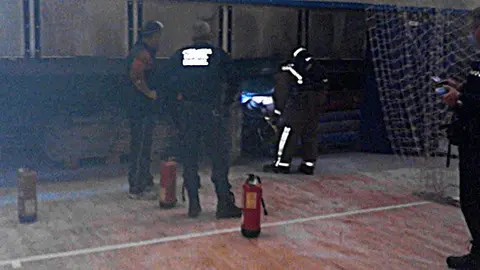 Imatge de les tasques dels Bombers i la Policia en el Pavelló de Les Borges