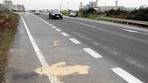 Imatge del punt de l'accident mortal a la C-13 al terme de Vallfogona de Balaguer senyalitzat amb  restes de serradures en primer terme i una pintada al paviment. Imatge de l'1 de gener del 2017 (horitzontal)