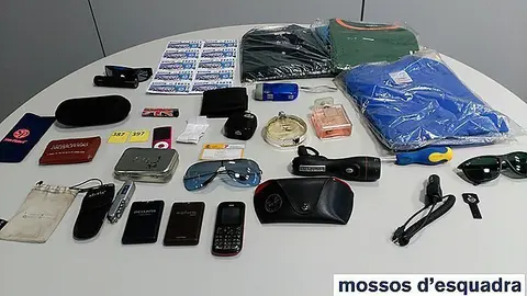 Imatge dels objectes sostrets recuperats pels Mossos d'Esquadra al domicili del detingut el 2 de gener del 2017. (Horitzontal)