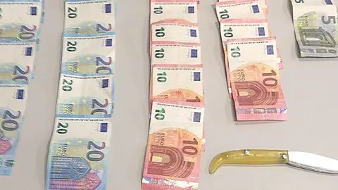 Diners i de la navalla recuperats pels Mossos d&#39;Esquadra al presumpte autor d&#39;un atracament en un establiment de l&#39;Eix Comercial de Lleida. Imatge del 5 de gener del 2017. (vertical)