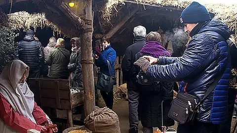 El públic que visitava el Pessebre Vivent de Linyola