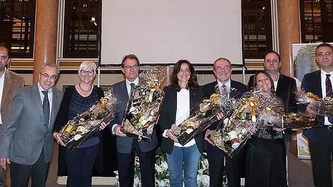 Autoritats i participants de la presentació portada