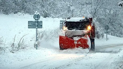 Màquina llevaneus treballant a la carretera d'Altron a Sort