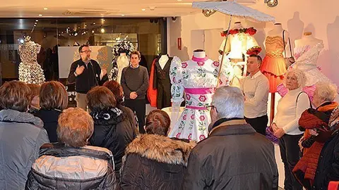 Inauguració de la mostra de vestits de paper a la sala del Museu