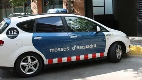 Una patrulla dels Mossos d'Esquadra i una de la Policia Local s'ha traslladat fins al lloc dels fets