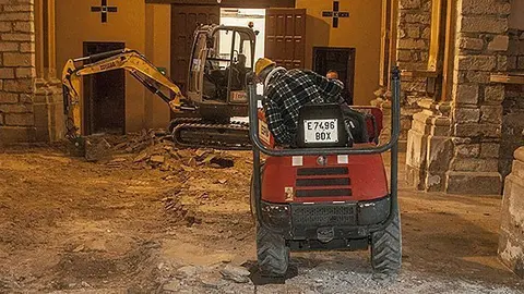 Un dumper cau en un dels cups de l'església