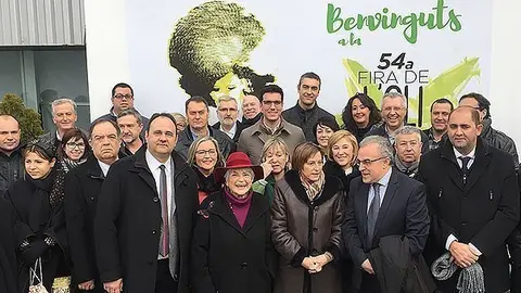 Foto de grup al photocall del pavelló de l'Oli portada