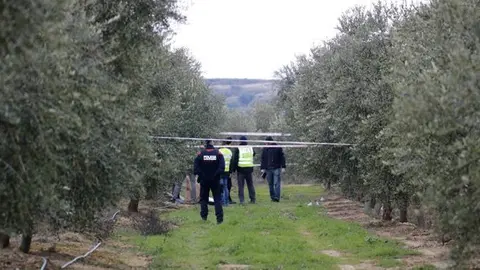 Els Mossos analitzant i recollint proves al lloc del crim