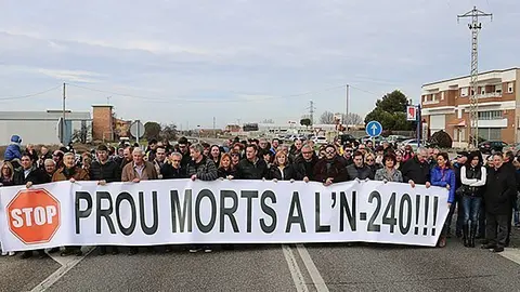 Unes 200 persones van tallar l'N-240 a Juneda Portada