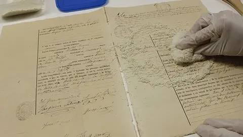 Núria Vila treballa en la restauració d'un document de l'arxiu de Bell-lloc  Portada
