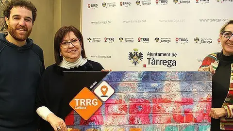 L’alcaldessa Rosa Maria Perelló i el regidor de Cultura, Raül Palacios, mostren el cartell del Tàrrega Sona 2017 amb la tècnica Teresa Garcia portada - copia