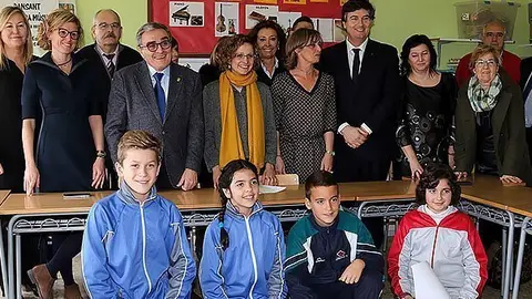Pla general de la visita de la consellera d'Ensenyament, Meritxell Ruiz, a l'escola Torre Queralt de Lleida, acompanyada per l'alcalde Àngel Ros i altres autoritats acn portada