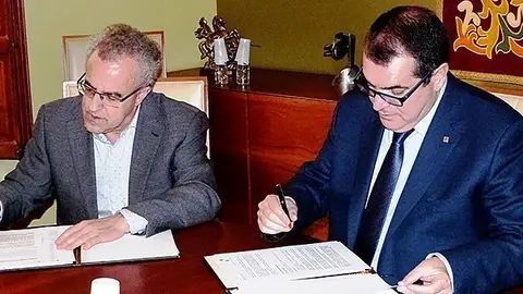 Signatura del conveni a l'Ajuntament de les Borges Blanques.