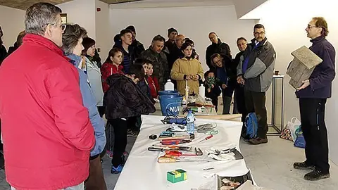 Participants en el taller de construcció de nius pels ratpenats
