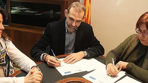 L’alcaldessa Rosa Maria Perelló, i el gerent de de Sorea, David Gall, han signat el conveni