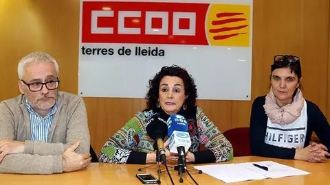 Pla mig de la secretària general de Serveis Privats de CCOO de Catalunya, Aurora Huerga, amb el secretari de CCOO a Lleida, Jaume Sellés, i la responsable del sector de la construcció del sindicat a Lleida