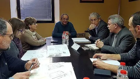 Pla general de la reunió de l'alcalde de Linyola, Àlex Mases, amb representants dels departaments d'Agricultura i Salut portada